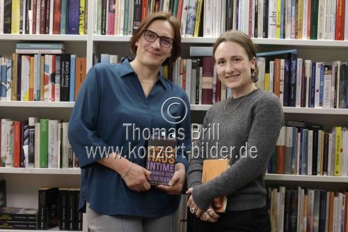 Deutsche Schriftstellerinnen Anne Korth und Barbara Peveling im Gespräch mit der deutschen Politikwissenschaftlerin Simone Scharbert sprechen über das Thema 